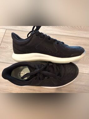 Like New Lululemon Women’s Black Strongfeel Sneakers